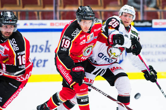 Luleås Joonas Jalvanti och Malmö Redhawks Axel Wemmenblorn