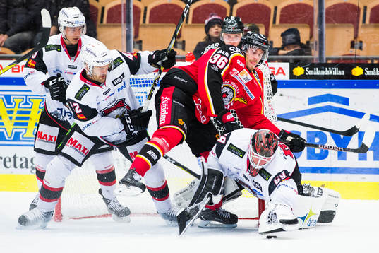 Luleås Emil Larsson och Malmö Redhawks målvakt Oscar