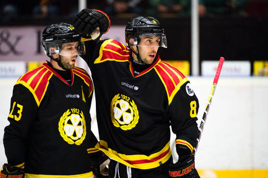 Brynäs Ryan Gunderson och Aaron Palushaj jublar