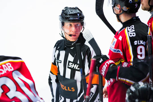Domare Mikael Holm pratar med Luleås Johan Forsberg
