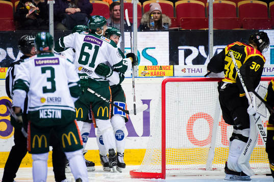 Färjestads Johan Ryno och Jesse Virtanen jublar