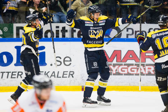 s Lawrence Pilut och Victor Ejdsell jublar