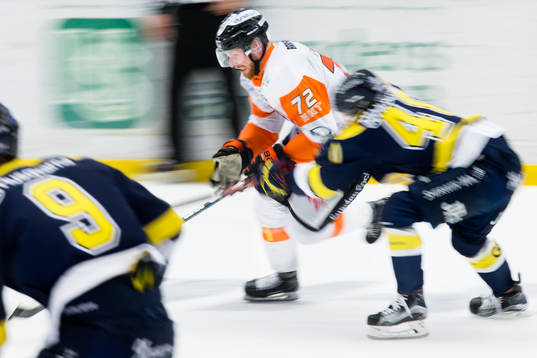 Karlskronas Joachim Rohdin med pucken