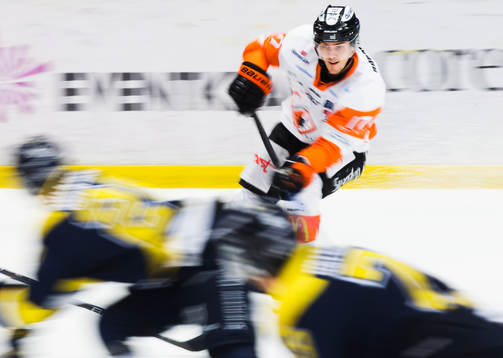 Karlskronas Joel Kellman med pucken