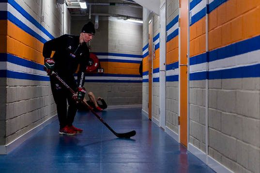 Frölundas Rasmus Dahlin värmer upp i korridoren