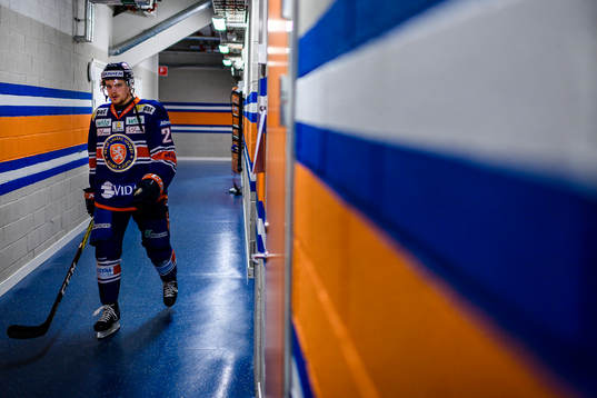 Växjös Brendan Shinnimin på väg ut till värmning före