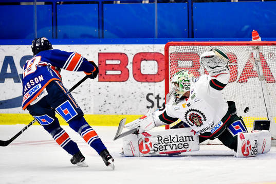 Växjös Elias Pettersson gör 1-0-målet på Frölundas