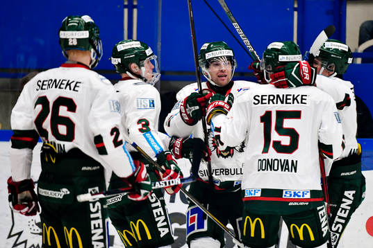 Frölundas Ponthus Westerholm jublar med lagkamrater