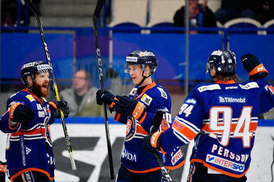 Växjös Elias Pettersson (m) jublar med lagkamrater