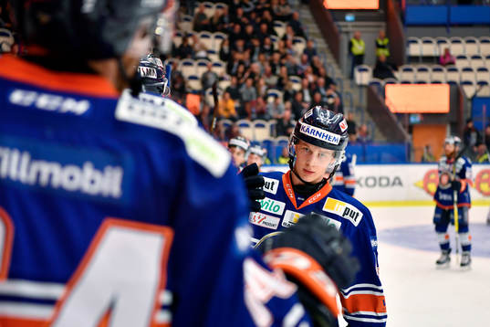 Växjös Elias Pettersson (m) jublar med lagkamrater