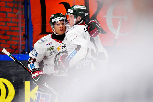 Frölundas Ryan Lasch jublar med målskytten till 3-3 Carl