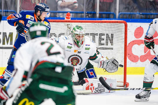 Växjös Tuomas Kiiskinen oroar vid Frölundas målvakt