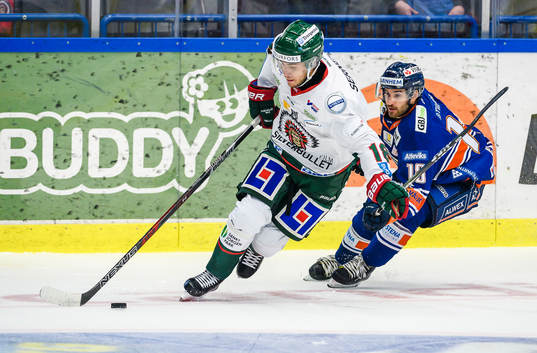 Frölundas Mattias Nörstebö jagas av Växjös Andrew Calof