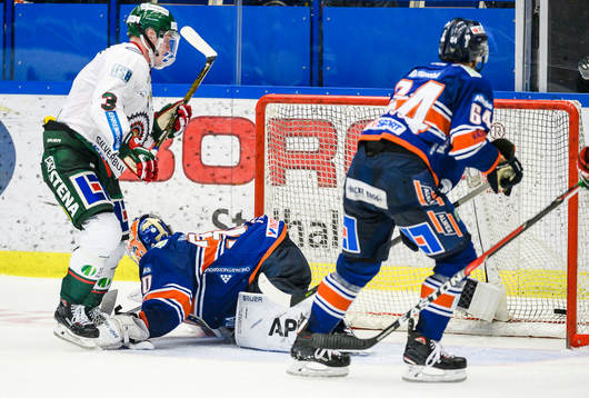 Frölundas Carl Grundström skjuter pucken i mål bakom