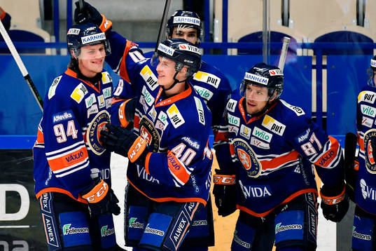 Växjös Joel Persson jublar med Elias Pettersson (m)