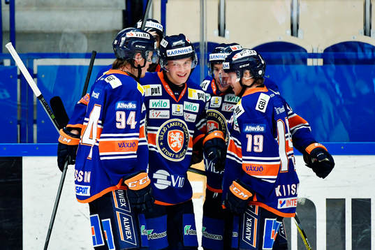 Växjös Joel Persson jublar med Elias Pettersson jublar