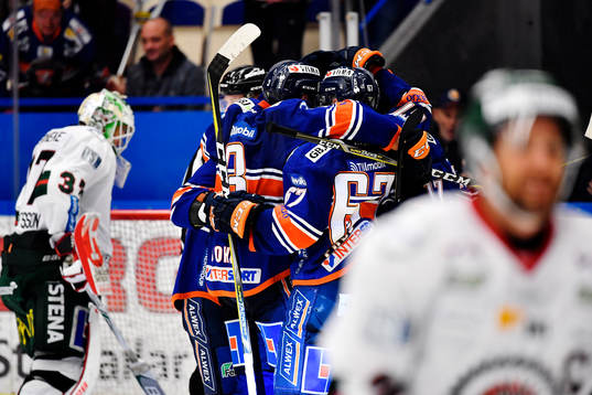 Växjös Pontus Netterberg jublar med lagkamrater