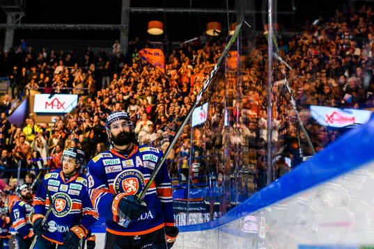 Växjös Daniel Rahimi jublar framför fansen