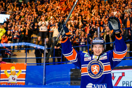 Växjös Elias Pettersson jublar framför fansen