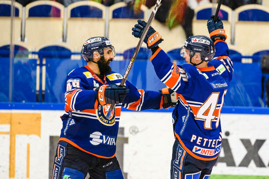 Växjös Daniel Rahimi och Elias Pettersson jublar