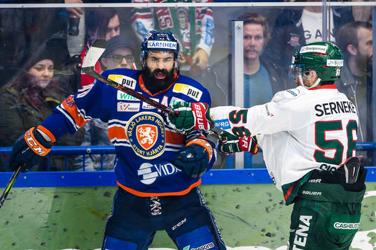 Kamp mellan Växjös Daniel Rahimi och Frölundas Jonathan