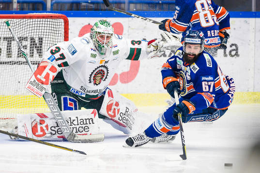 Växjös Linus Fröberg oroar framför Frölundas målvakt