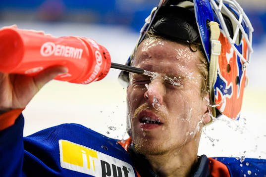 Växjös målvakt Viktor Fasth sprutar vatten i ansiktet