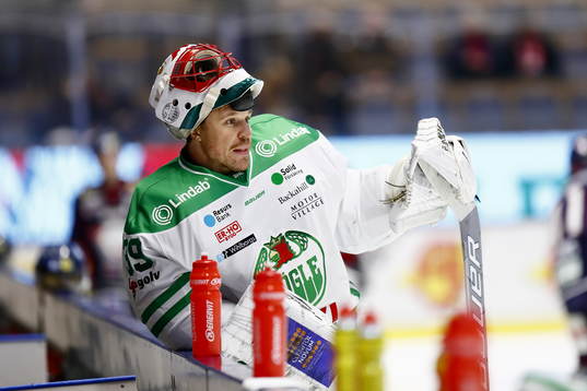 Rögles målvakt Anders Lindbäck innan ishockeymatchen i