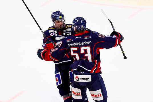 Linköpings Daniel Olsson Trkulja (målskyt) jublar med