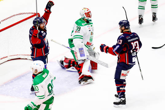 Linköpings Andrew Gordon (målskytt) jublar med Derek Roy