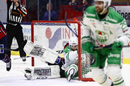 Rögles Craig Schira i målet med Linköpings målvakt