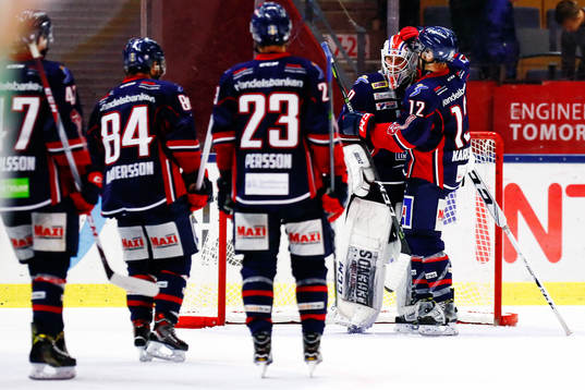 Linköpings målvakt Jonas Gustavsson jublar med Sebastian
