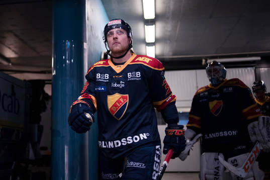 Djurgårdens Linus Hultström före ishockeymatchen i SHL