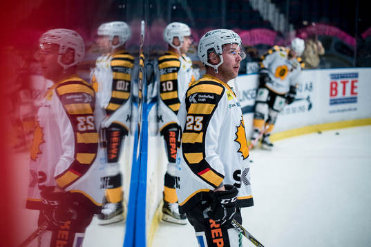 Skellefteås Mark Katic före ishockeymatchen i SHL mellan