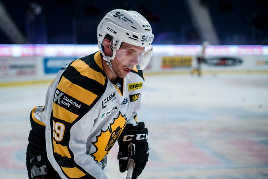 Skellefteås Matt Anderson före ishockeymatchen i SHL