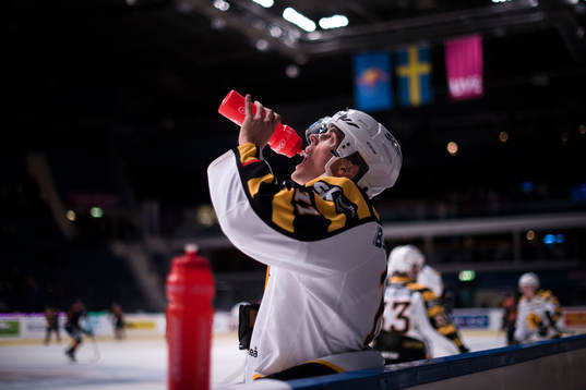 Skellefteås Henrik Hetta dricker vatten före