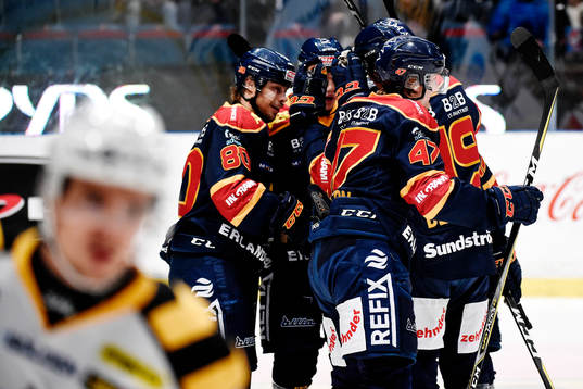 Djurgårdens Gustav Possler jublar med Linus Johansson och