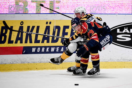 Skellefteås Mark Katic och Djurgårdens Patrik Lundh i