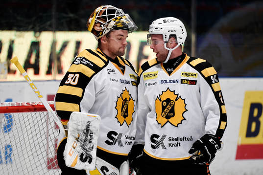 Skellefteås målvakt Gustaf Lindvall och Mark Katic deppar