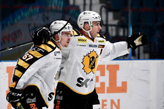 Skellefteås Emil Djuse jublar med måslkytten till 1-2