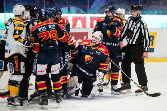 Stökigt framför Djurgårdens målvakt Adam Reideborn