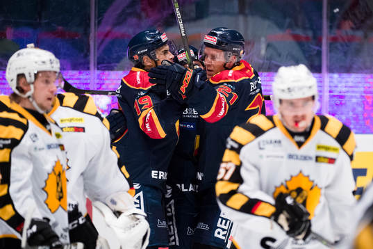 Djurgårdens Rene Bourque och Andreas Engqvist jublar