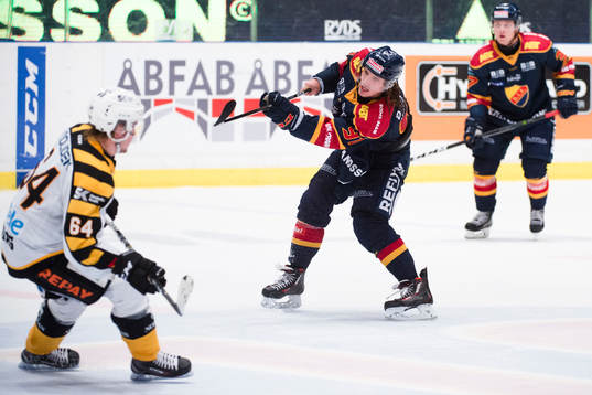 Djurgårdens Axel Jonsson Fjällby i spel utan en handske