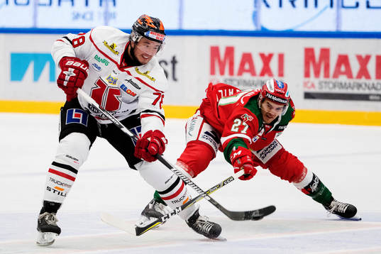 Örebros Victor Bartley och Moras Matt Bailey i kamp om