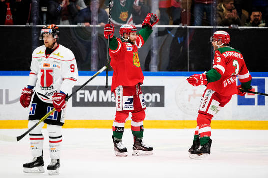 Moras Jacob Lagacé jublar med Brandon Gormley