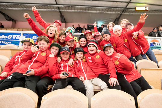 Mora IKs U11 lag glada innan ishockeymatchen i SHL mellan