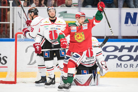 Moras Mathias Bromé jublar framför Örebros målvakt Axel