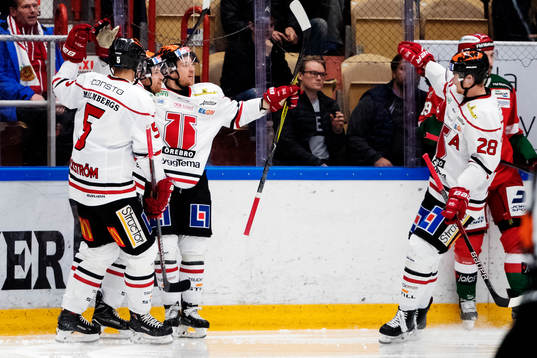 Örebros Tyson Spink kvitterar till 2-2 och jublar med