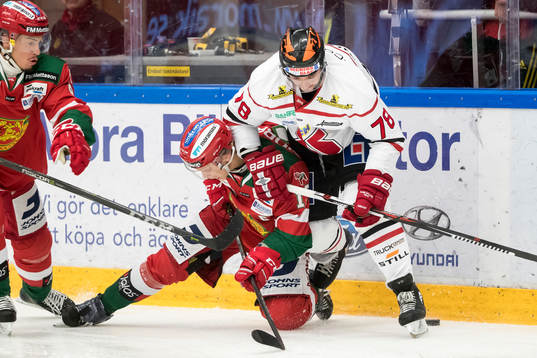 Moras Emil Bejmo och Örebros Victor Bartley i kamp vid