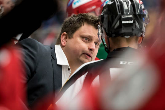 Moras tränare Mattias Karlin  i ishockeymatchen i SHL